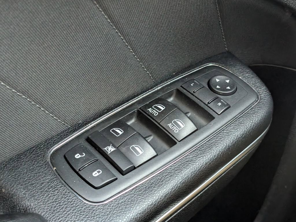 Used 2017 Dodge Charger SE w/ Travel & Safety Group image 12