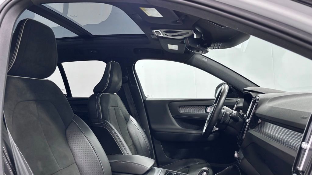 Used 2019 Volvo XC40 T5 R-Design image 17