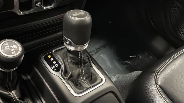 Used 2022 Jeep Wrangler Unlimited Sahara w/ Cold Weather Group AWD/4WD image 18
