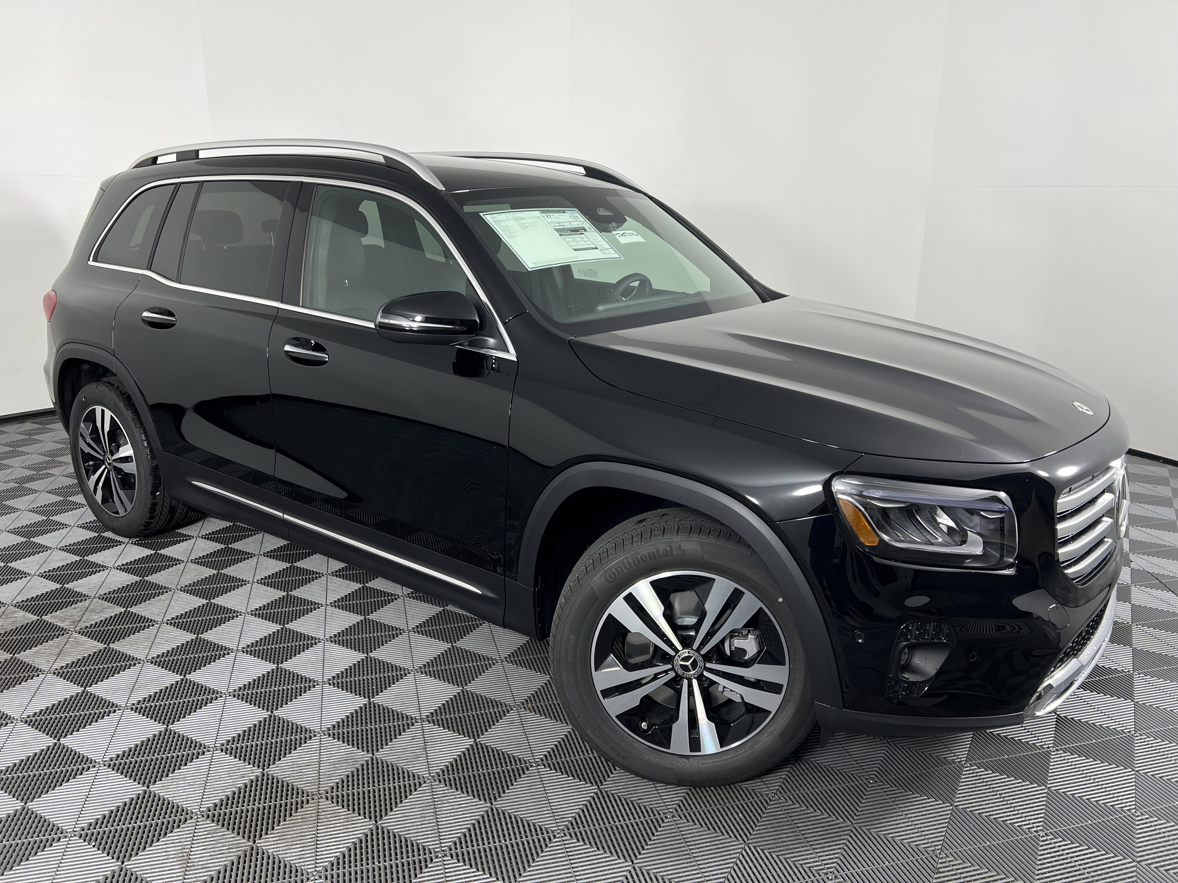 Used 2025 Mercedes-Benz GLB 250 4MATIC image 2