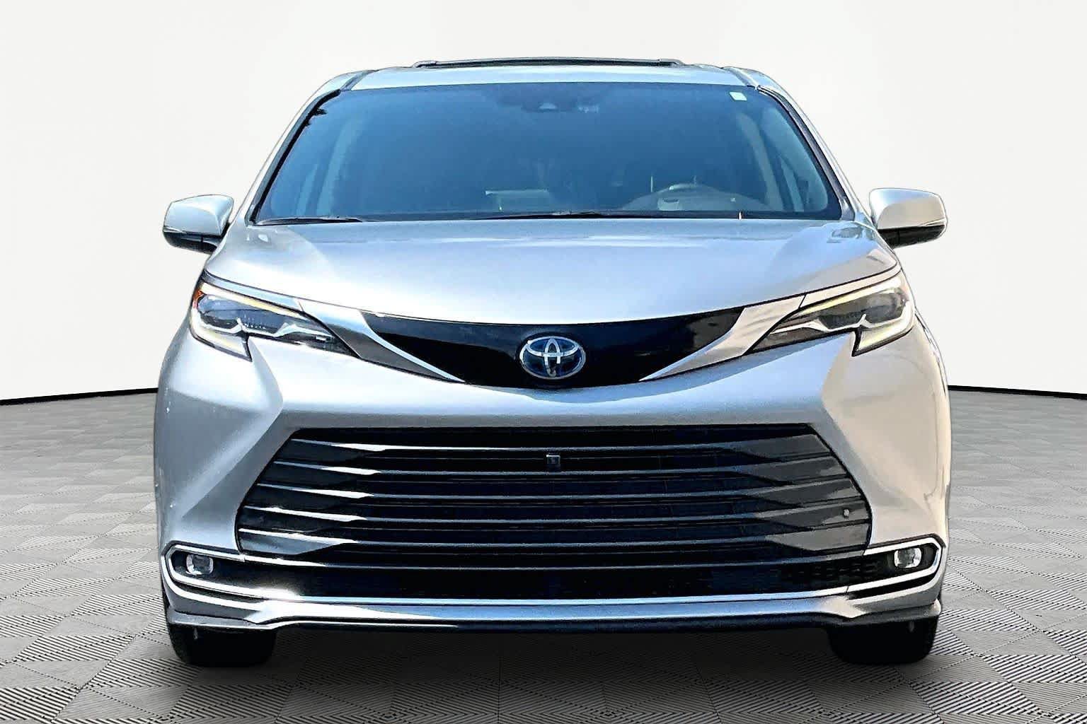 Certified 2023 Toyota Sienna Platinum FWD image 4
