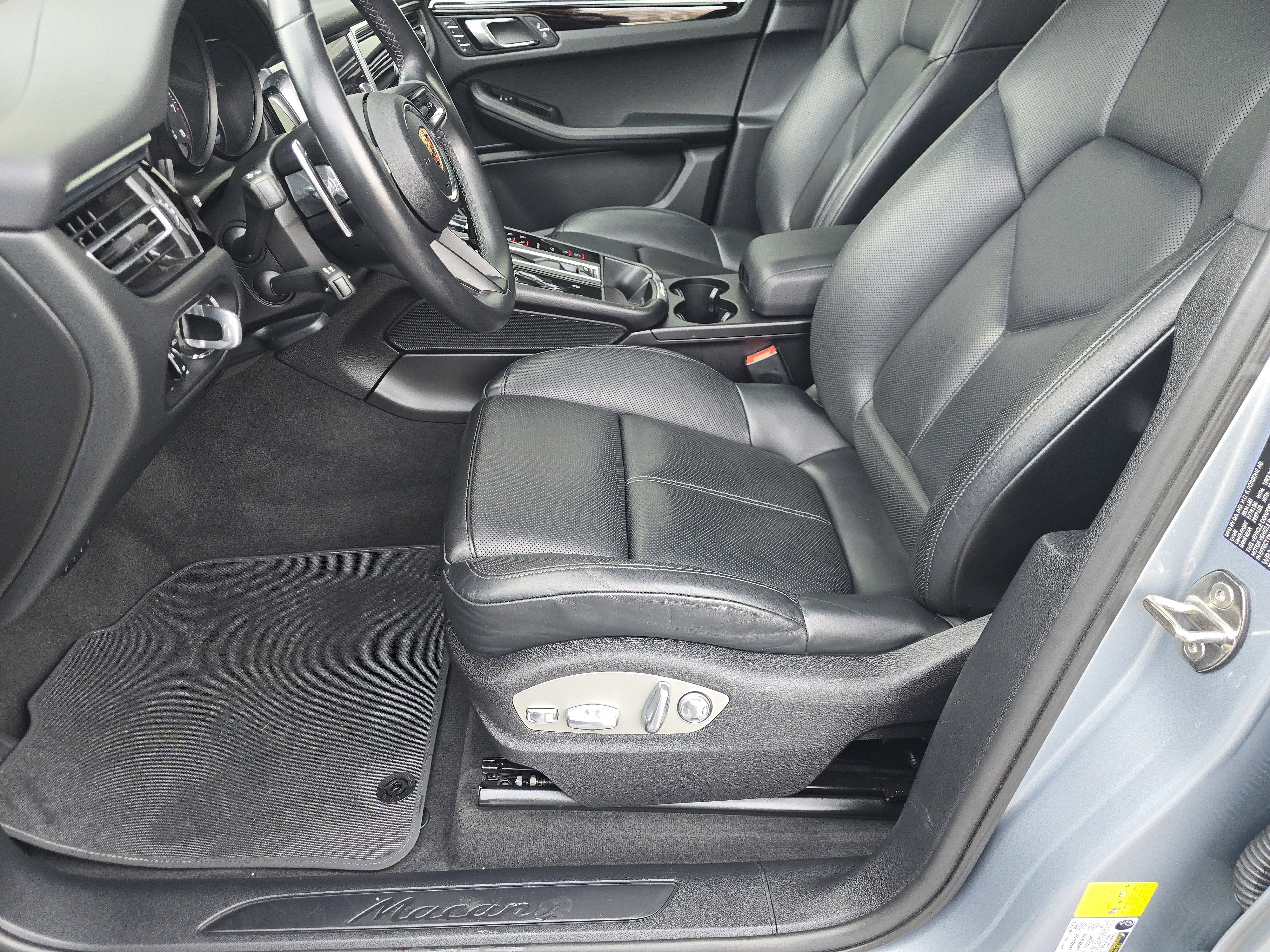 Certified 2023 Porsche Macan image 5