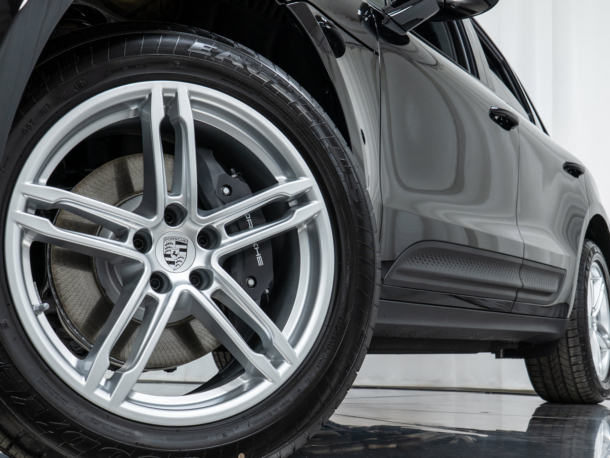 Certified 2025 Porsche Macan AWD/4WD image 30