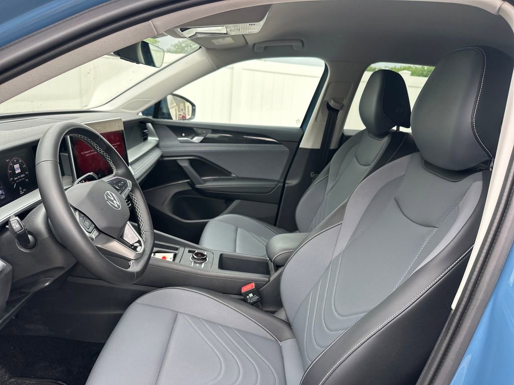 Used 2025 Volkswagen Tiguan SE FWD image 40