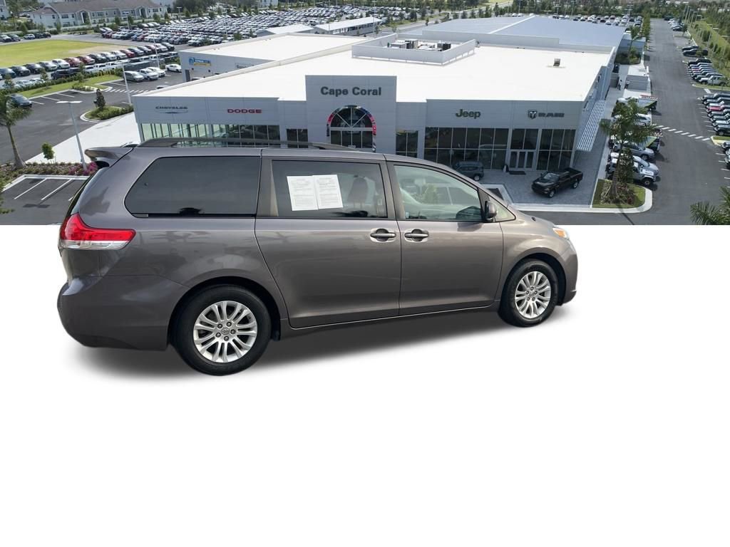 Used 2014 Toyota Sienna XLE image 16