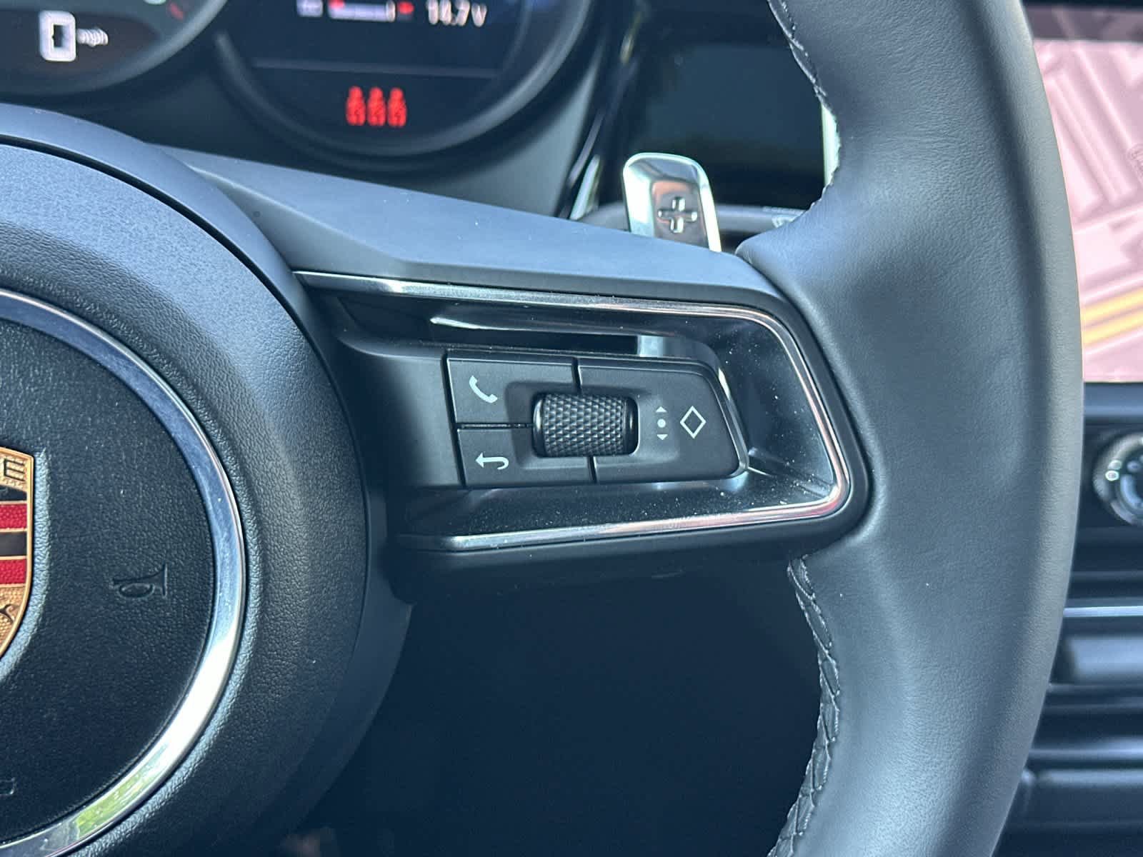 Certified 2025 Porsche Macan AWD/4WD image 27