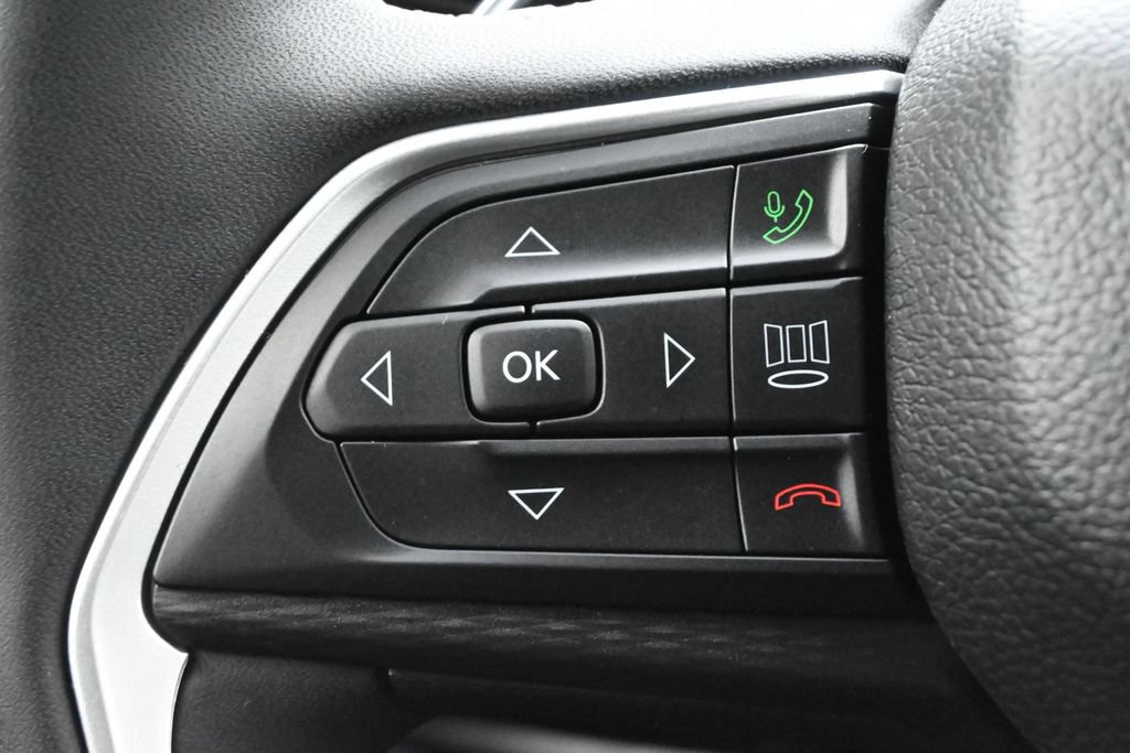 Used 2023 Jeep Grand Cherokee Altitude RWD image 6