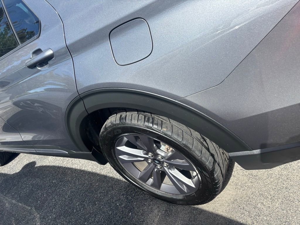 Used 2022 Ford Explorer XLT w/ Equipment Group 202A image 8