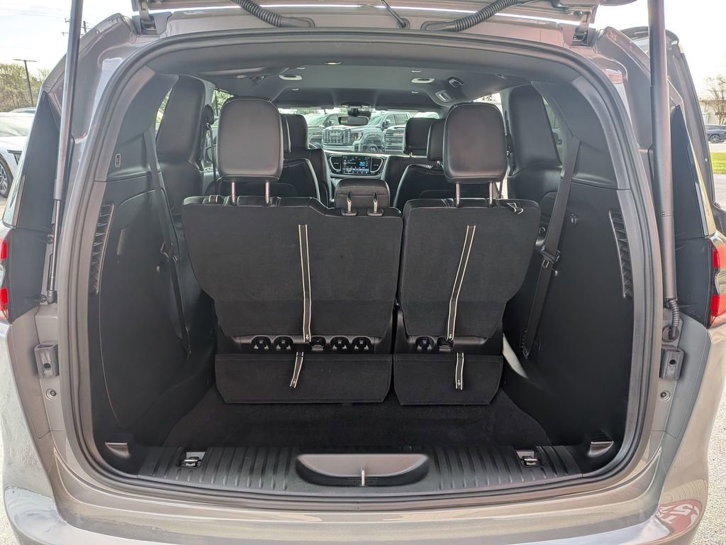 Used 2025 Chrysler Pacifica Select image 24