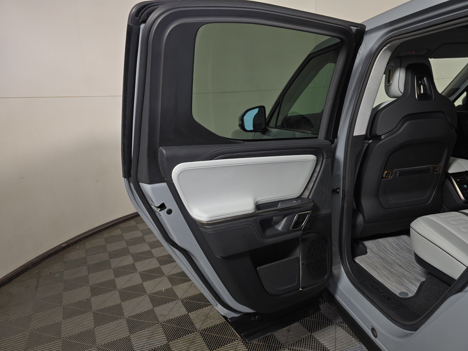 Used 2022 Rivian R1T Adventure AWD/4WD image 17