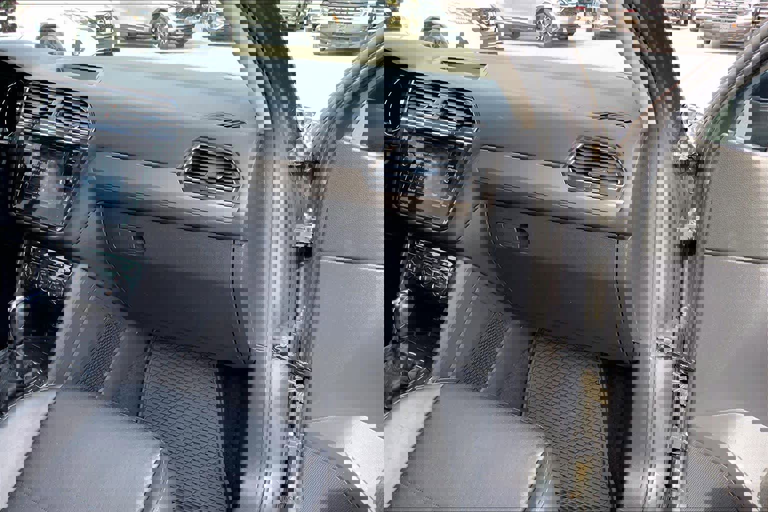 Used 2020 Volkswagen Tiguan SE image 19