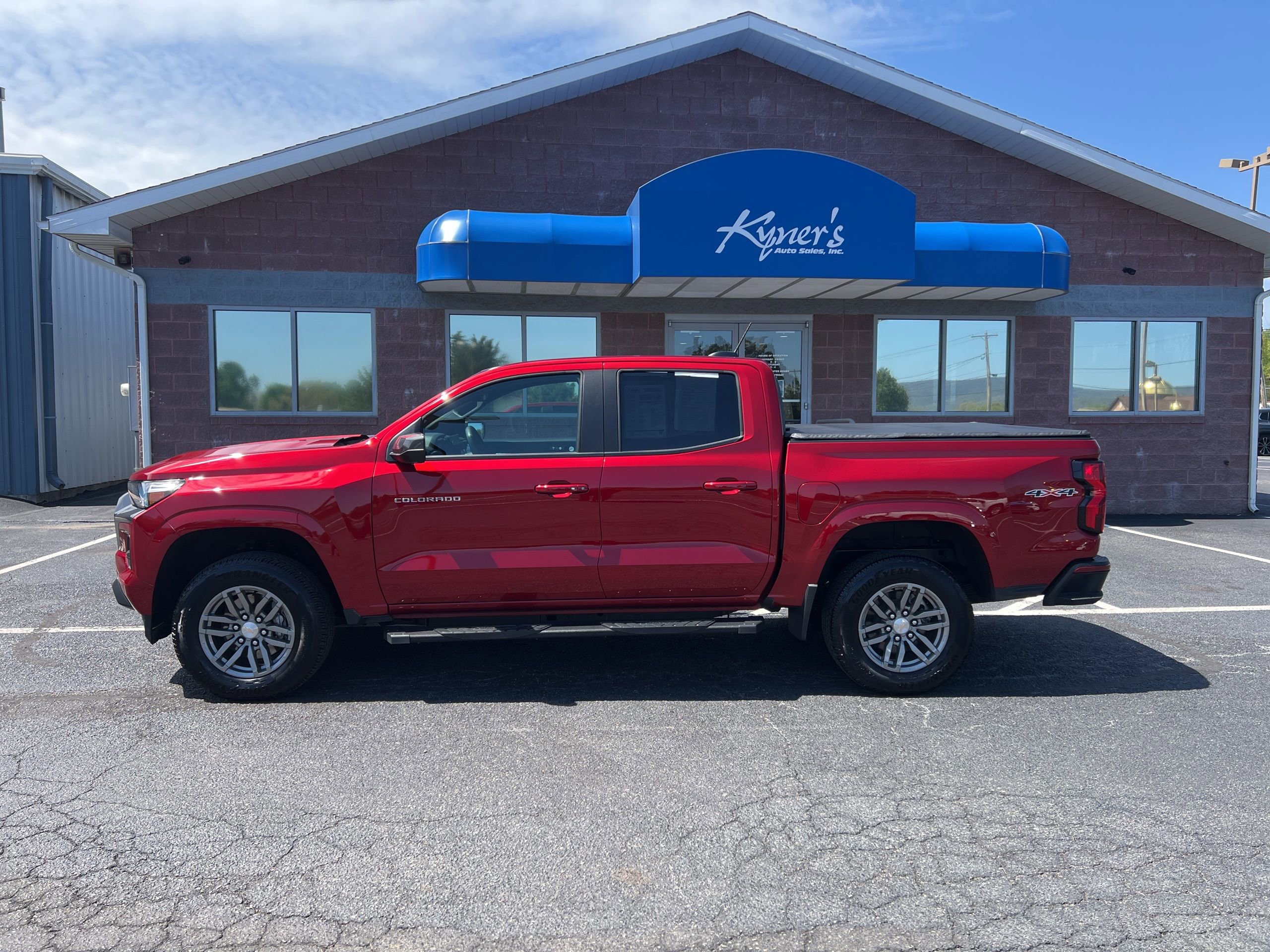 Used 2023 Chevrolet Colorado LT w/ LT Convenience Package II AWD/4WD image 3