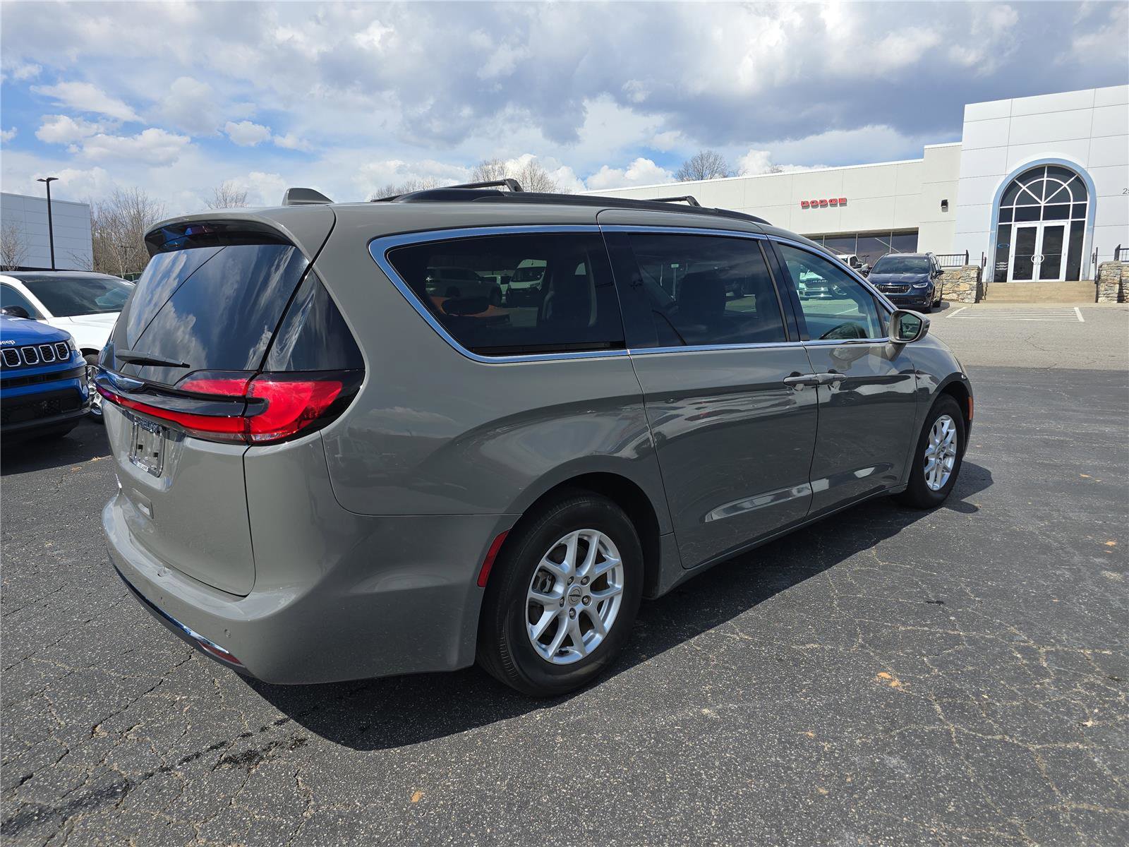 Used 2022 Chrysler Pacifica Touring-L image 3
