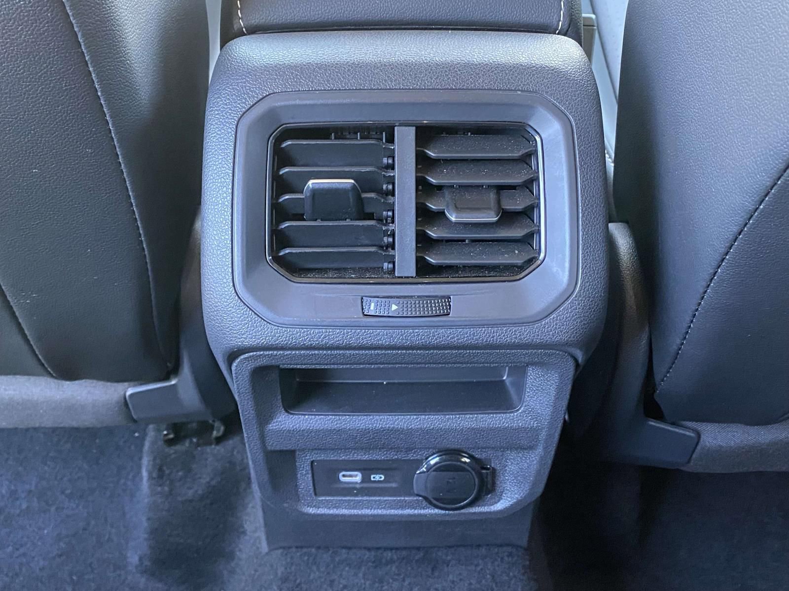 Used 2024 Volkswagen Tiguan SE image 12