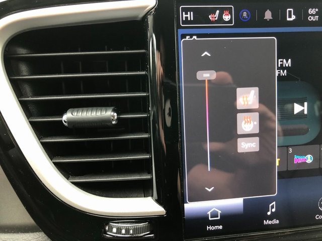 Used 2024 Chrysler Pacifica Touring-L image 2