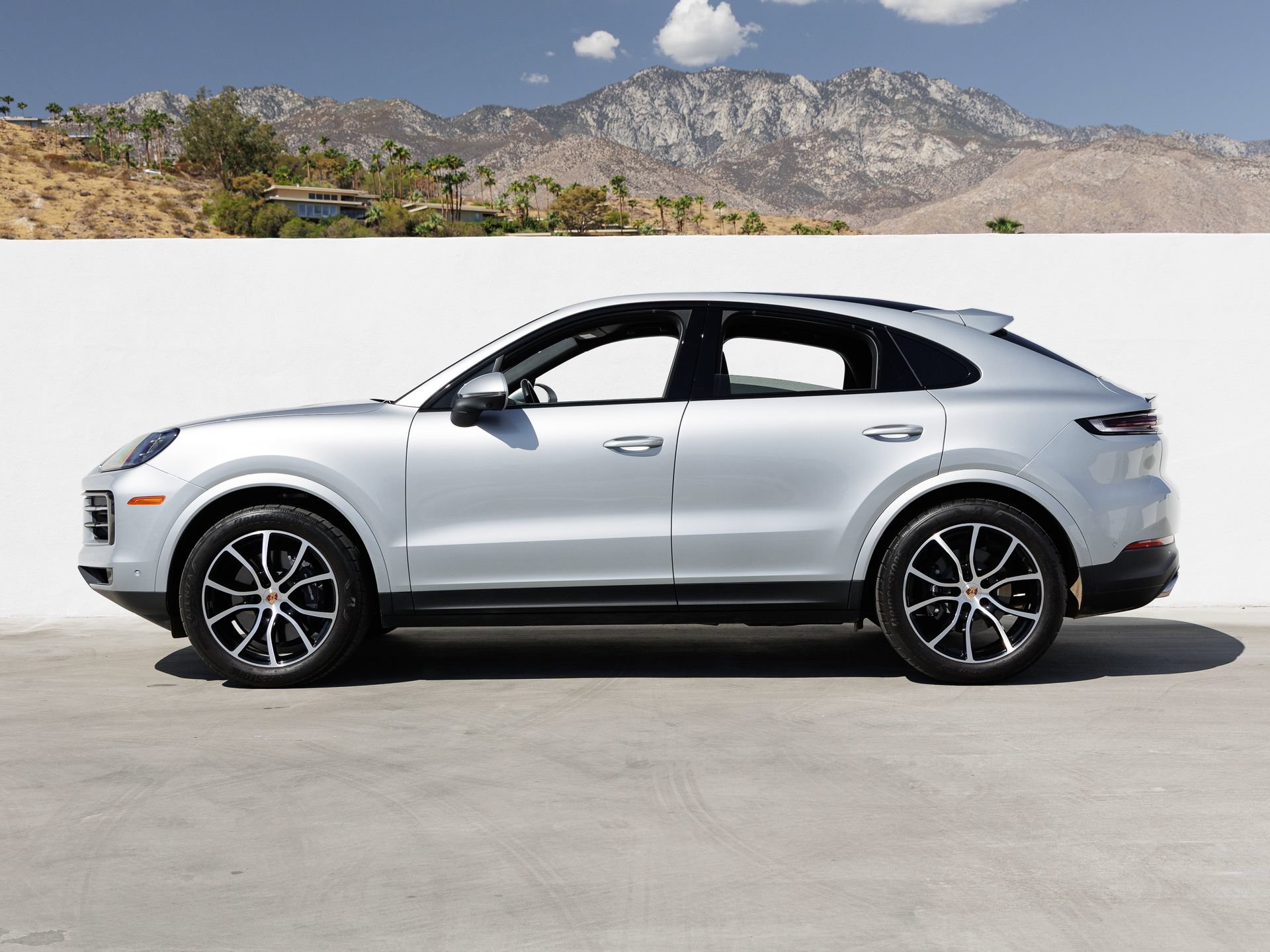 Certified 2025 Porsche Cayenne Coupe AWD/4WD image 2