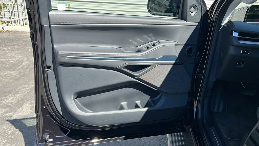 New 2025 Lincoln Navigator Reserve AWD/4WD image 9