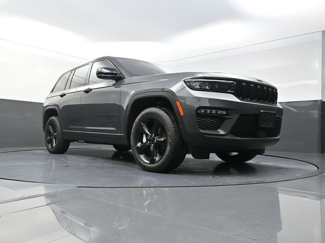Used 2025 Jeep Grand Cherokee Limited w/ Black Appearance Package AWD/4WD image 32
