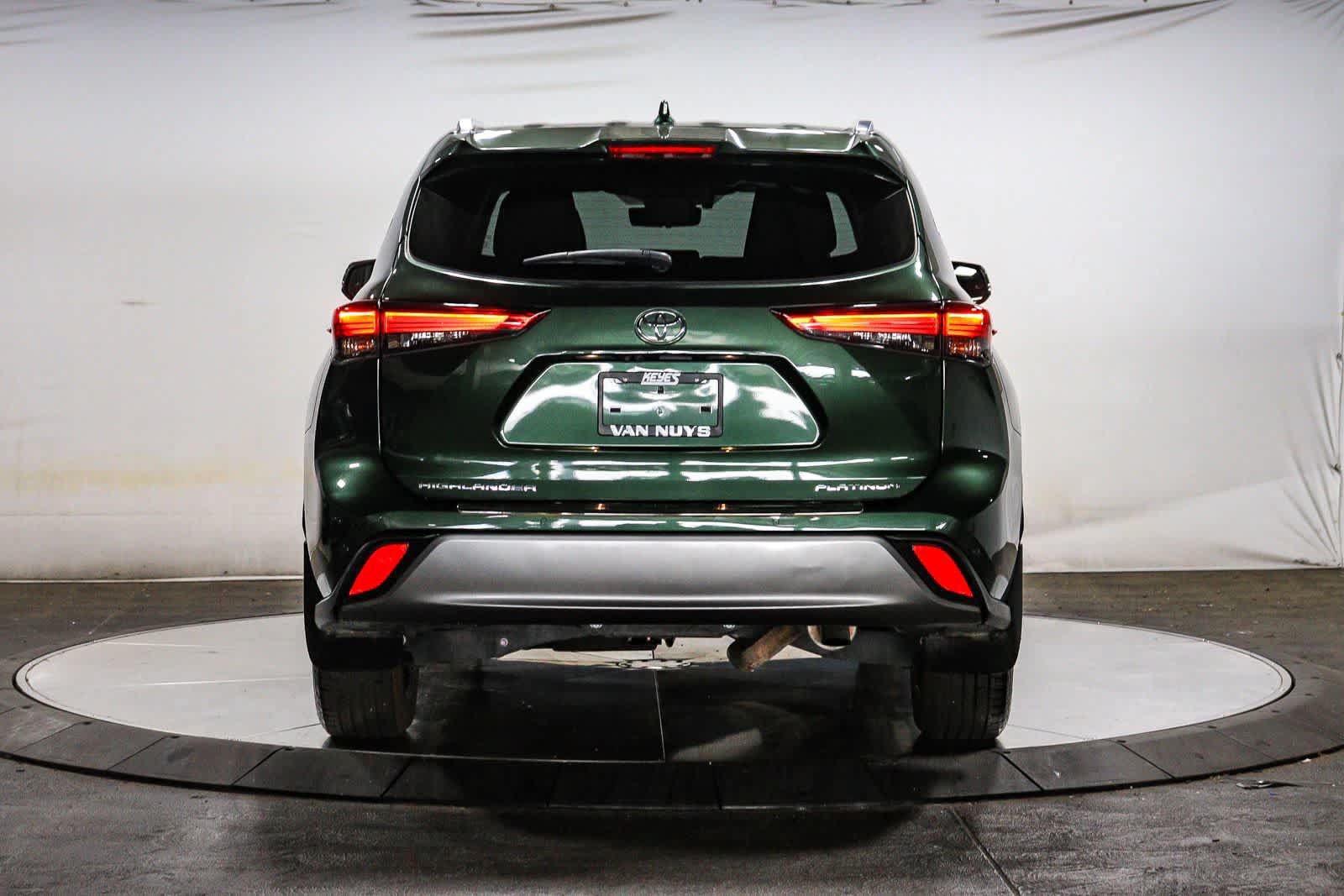 Used 2023 Toyota Highlander Platinum FWD image 3
