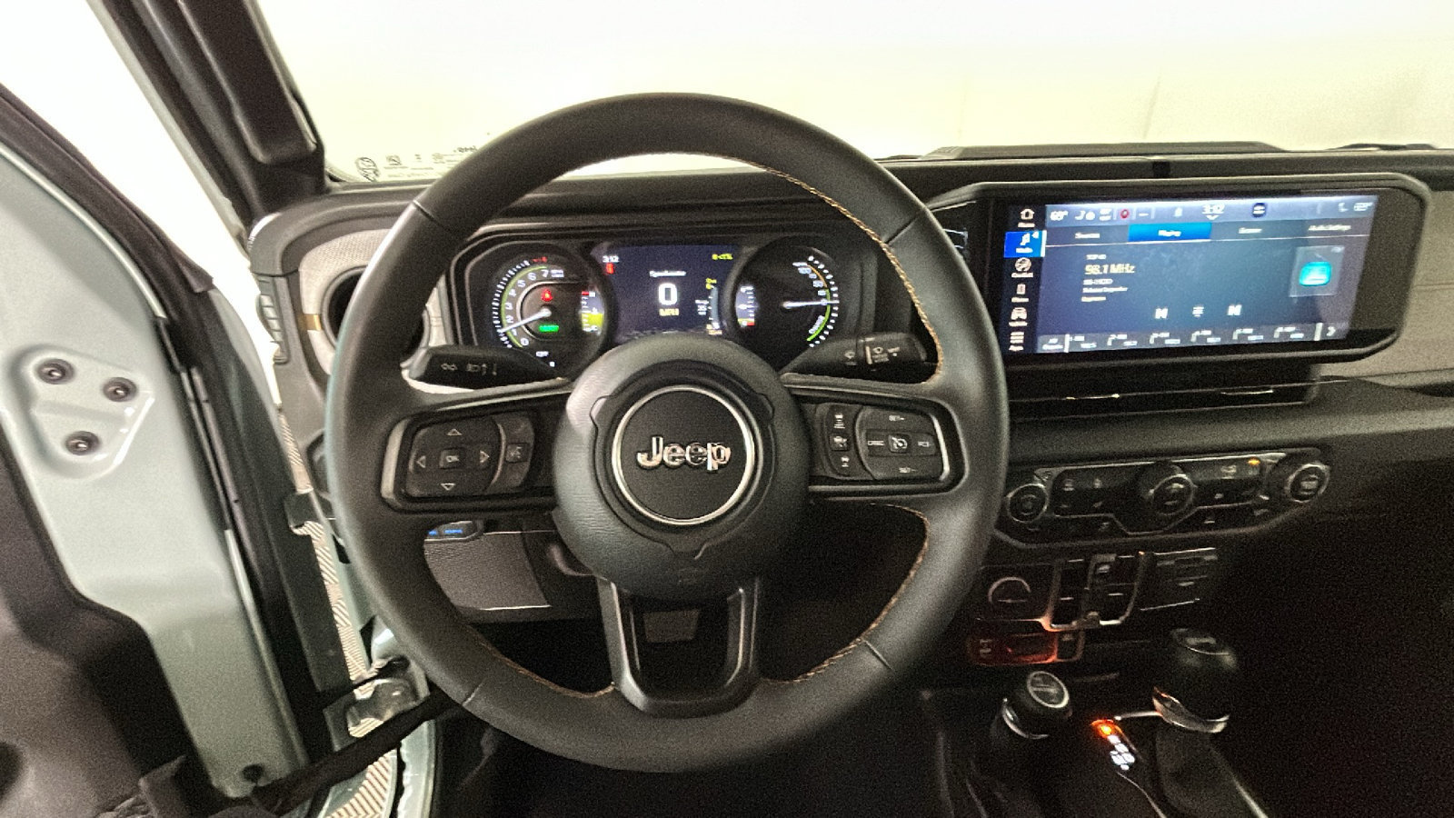 Used 2024 Jeep Wrangler Unlimited AWD/4WD image 17