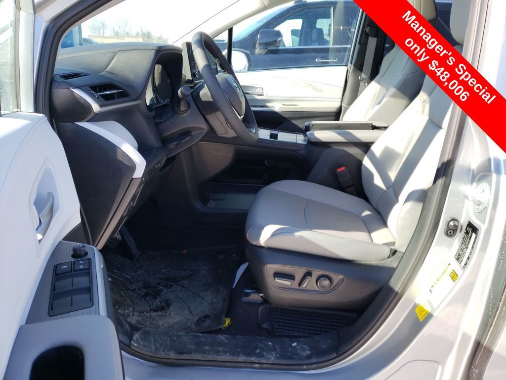 Used 2025 Toyota Sienna XLE image 9