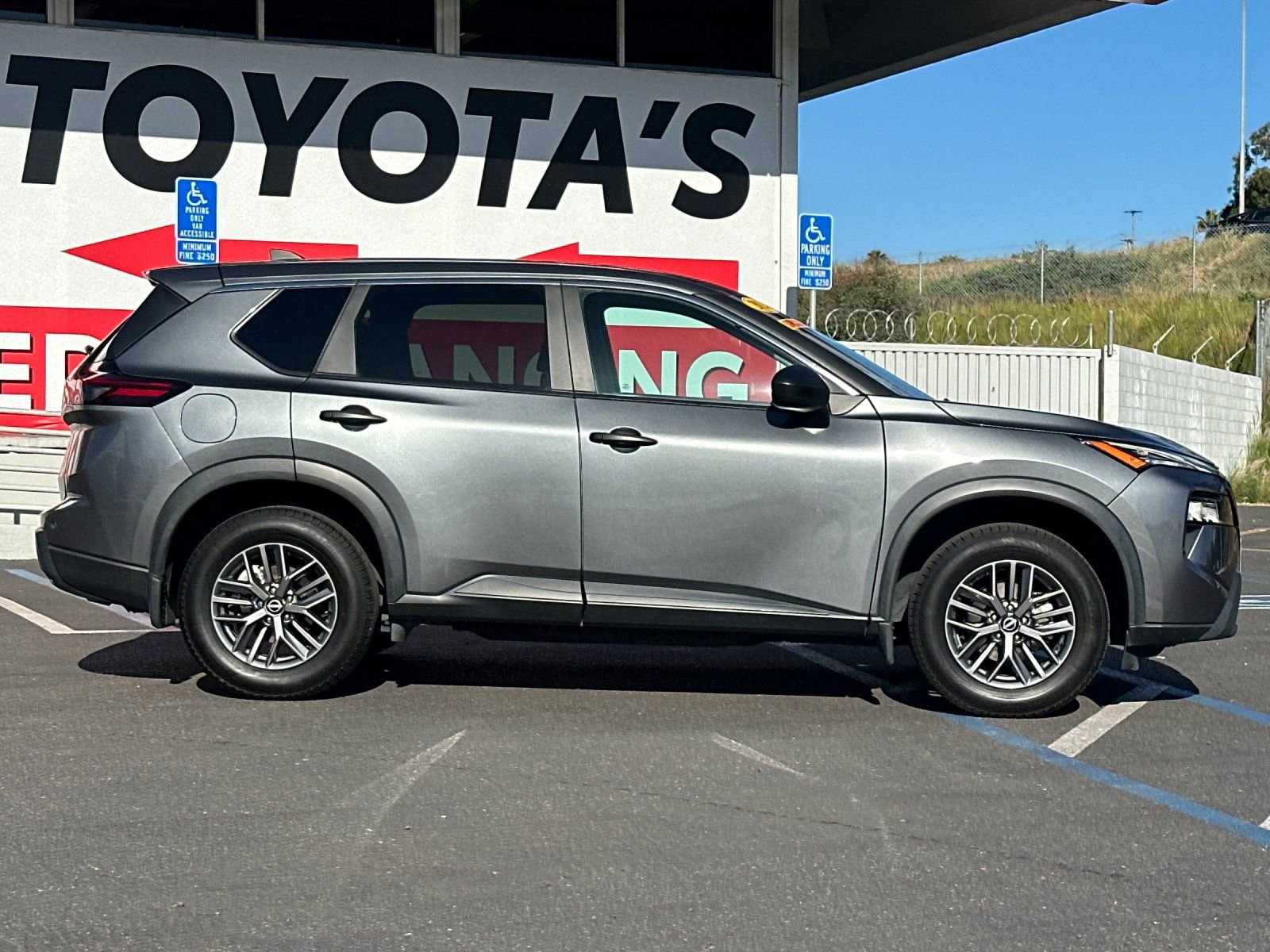 Used 2024 Nissan Rogue S image 6