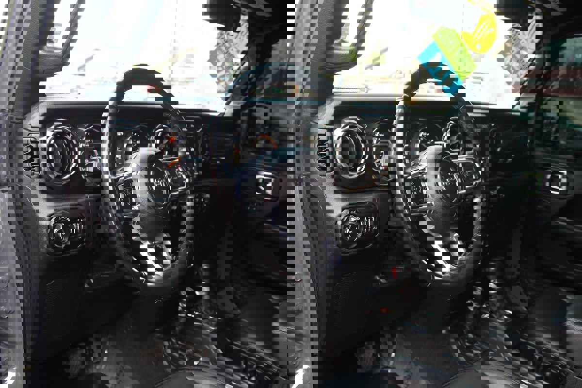 Used 2020 Jeep Wrangler Unlimited Sahara image 17