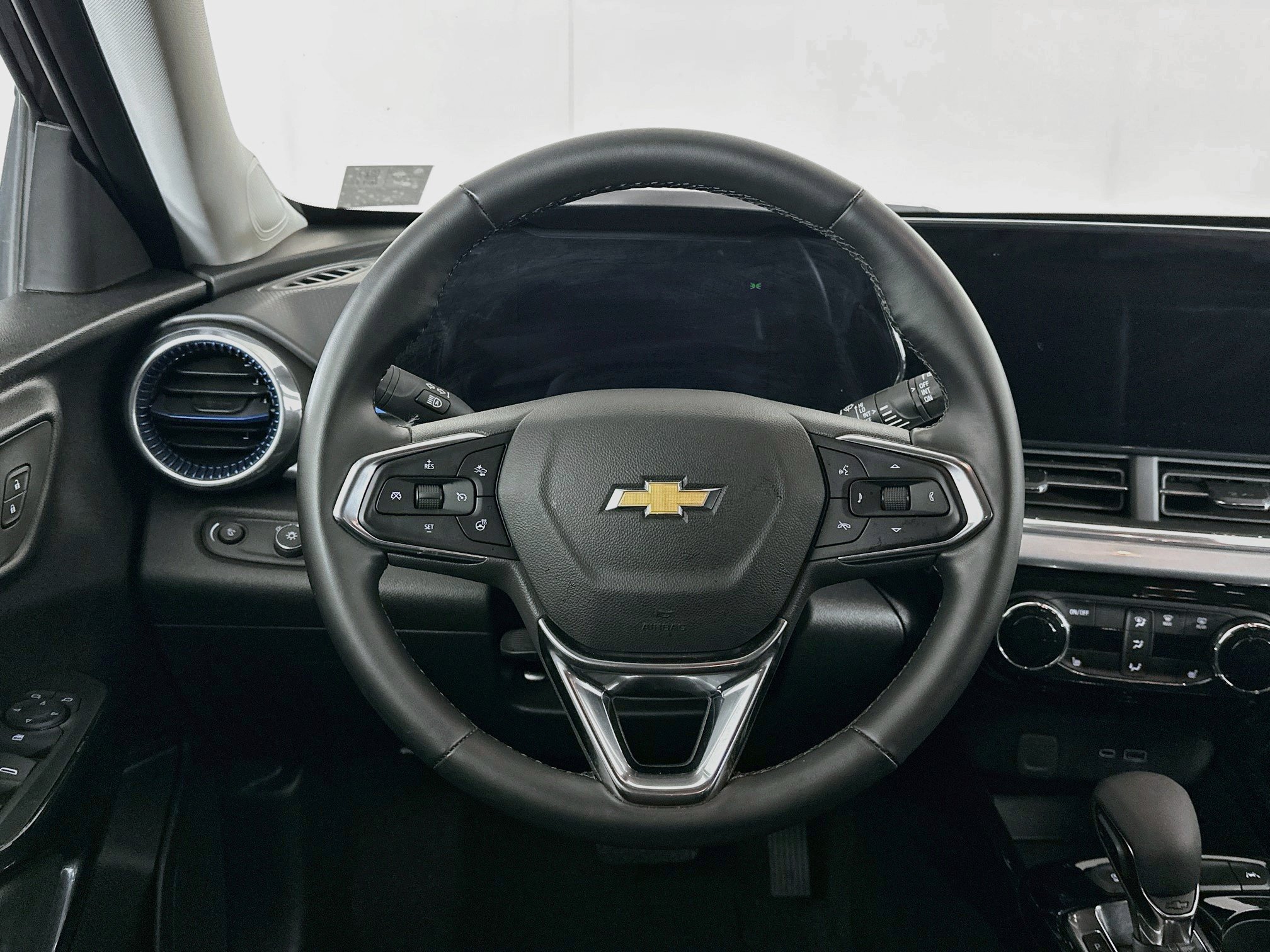 Used 2025 Chevrolet Trax LT w/ LT Convenience Package FWD image 17