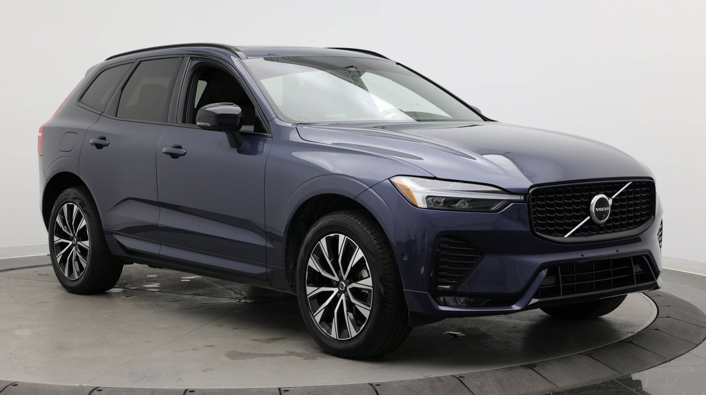 Used 2024 Volvo XC60 B5 Plus AWD/4WD image 3