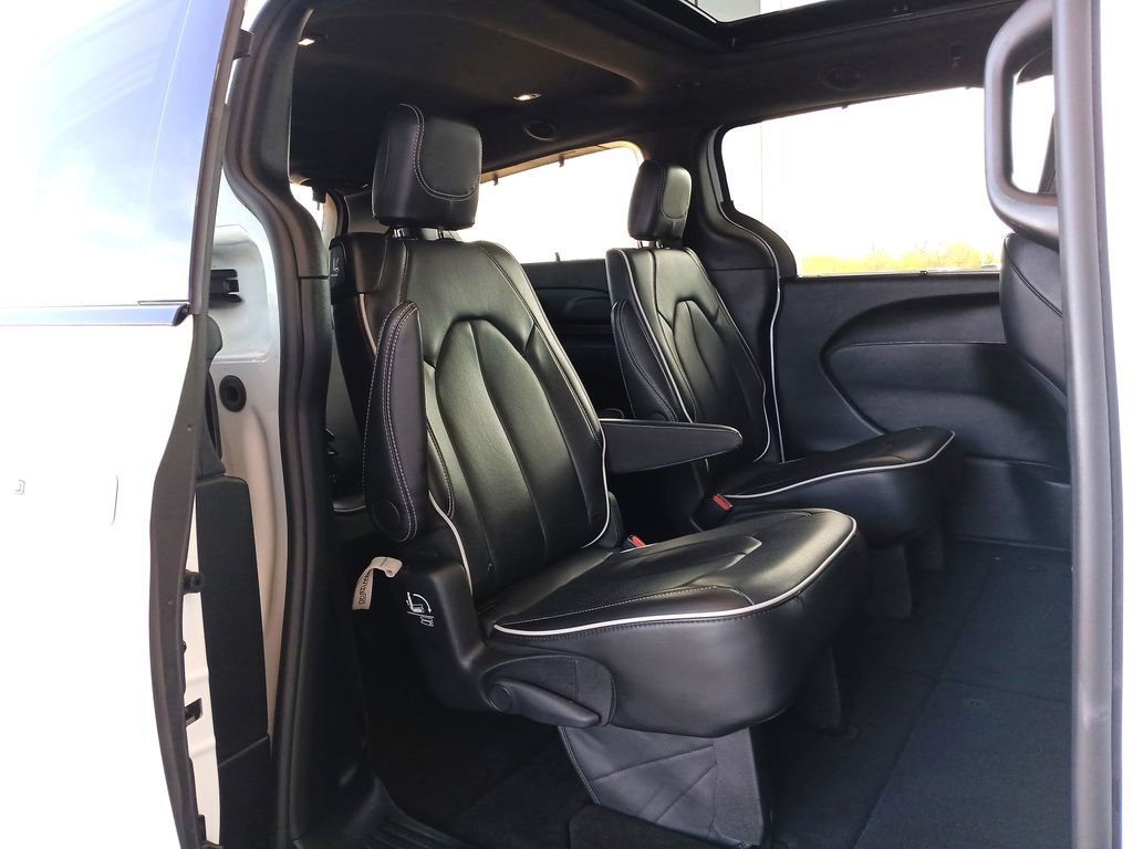 Used 2025 Chrysler Pacifica Limited image 28