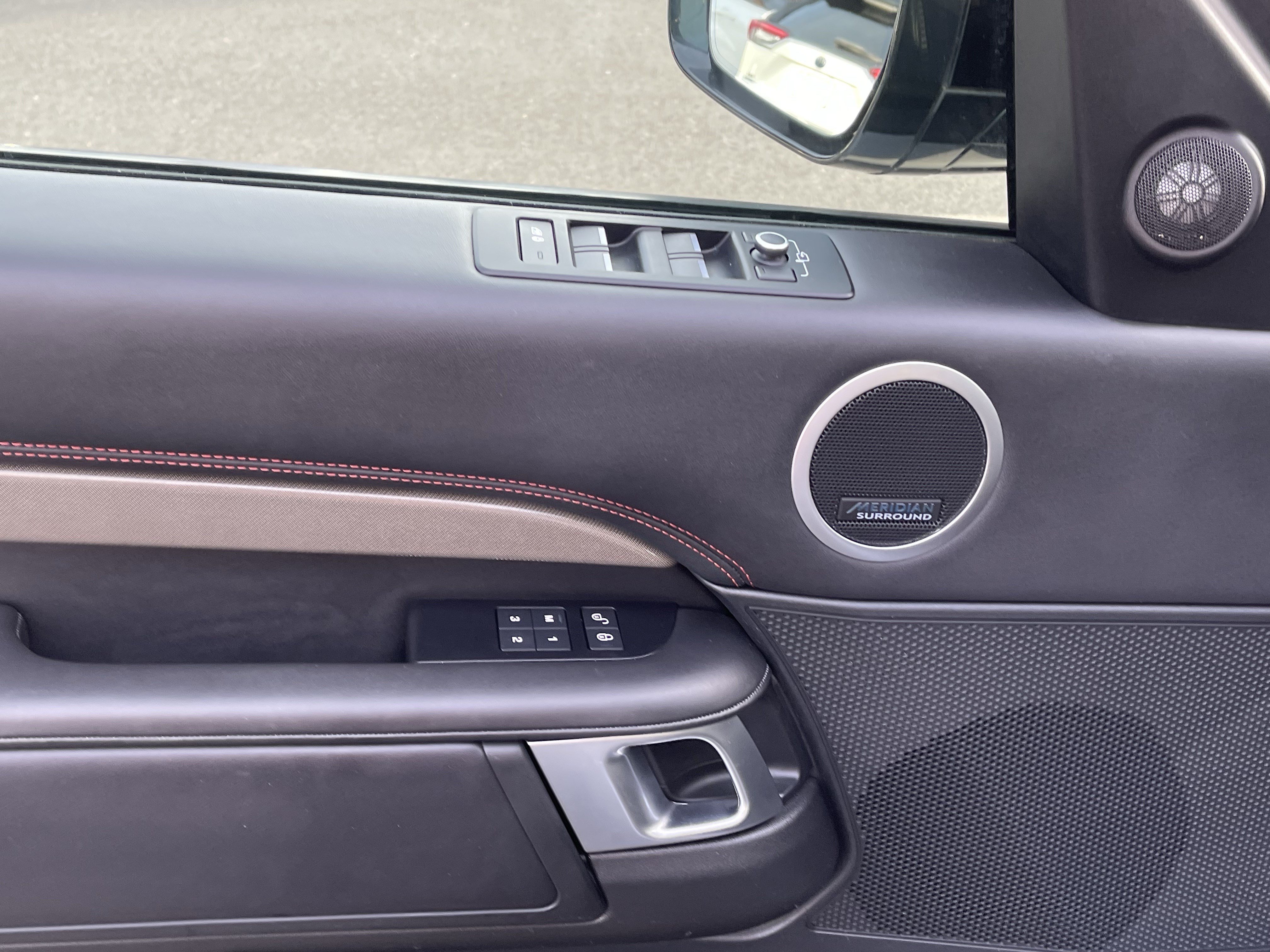 Used 2020 Land Rover Discovery HSE Luxury AWD/4WD image 17