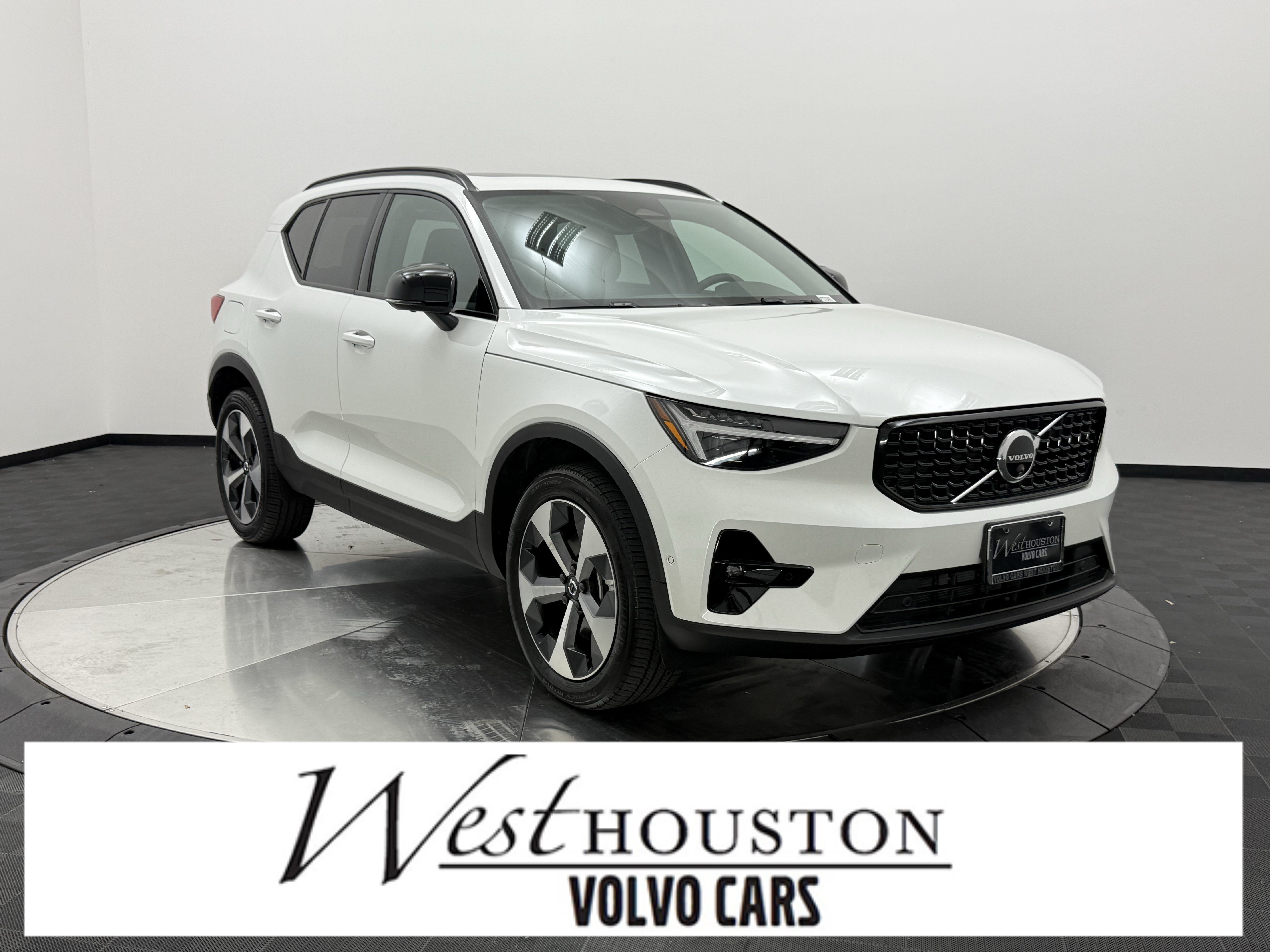 Certified 2026 Volvo XC40 B5 Plus AWD/4WD image 1