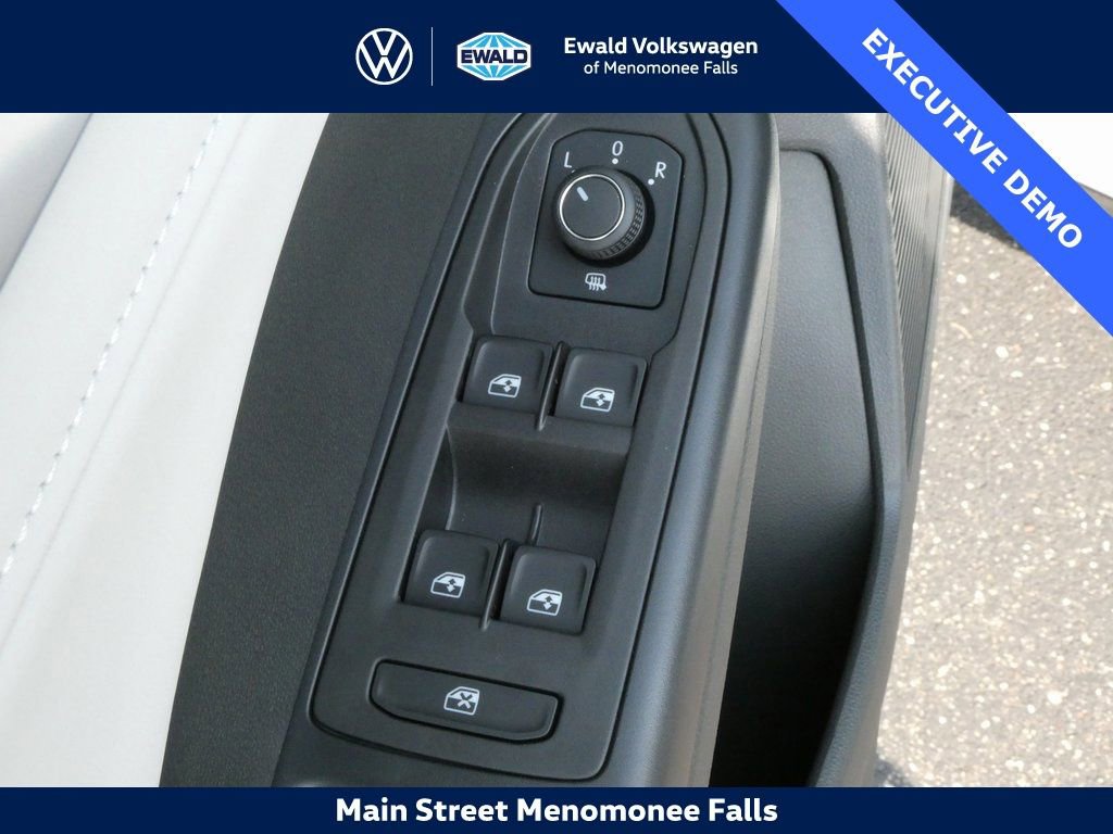 Certified 2025 Volkswagen Taos SE image 26