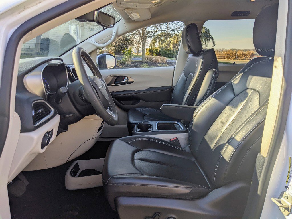 Used 2023 Chrysler Pacifica Touring-L image 14