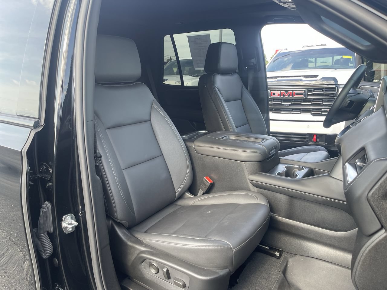 Used 2024 Chevrolet Tahoe Z71 w/ Luxury Package AWD/4WD image 29