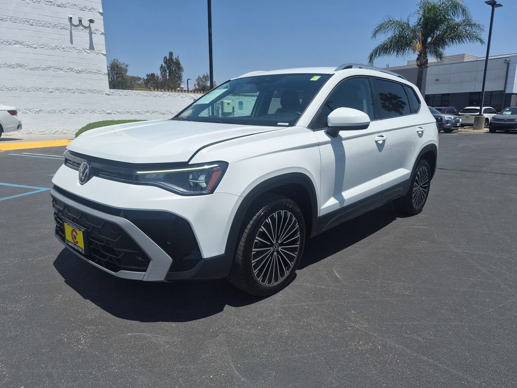 Used 2025 Volkswagen Taos SE FWD image 2
