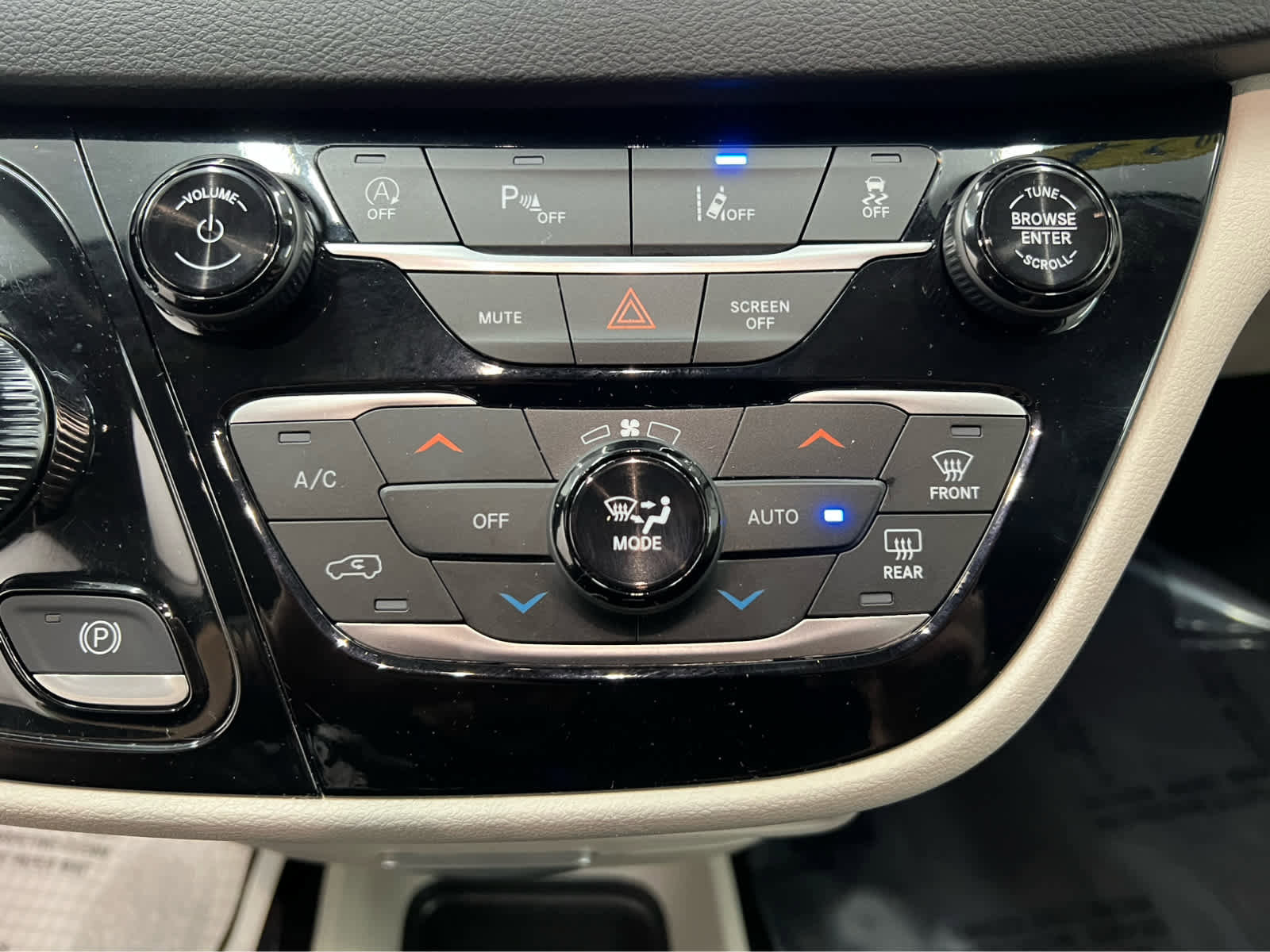 Used 2024 Chrysler Pacifica Touring-L image 27