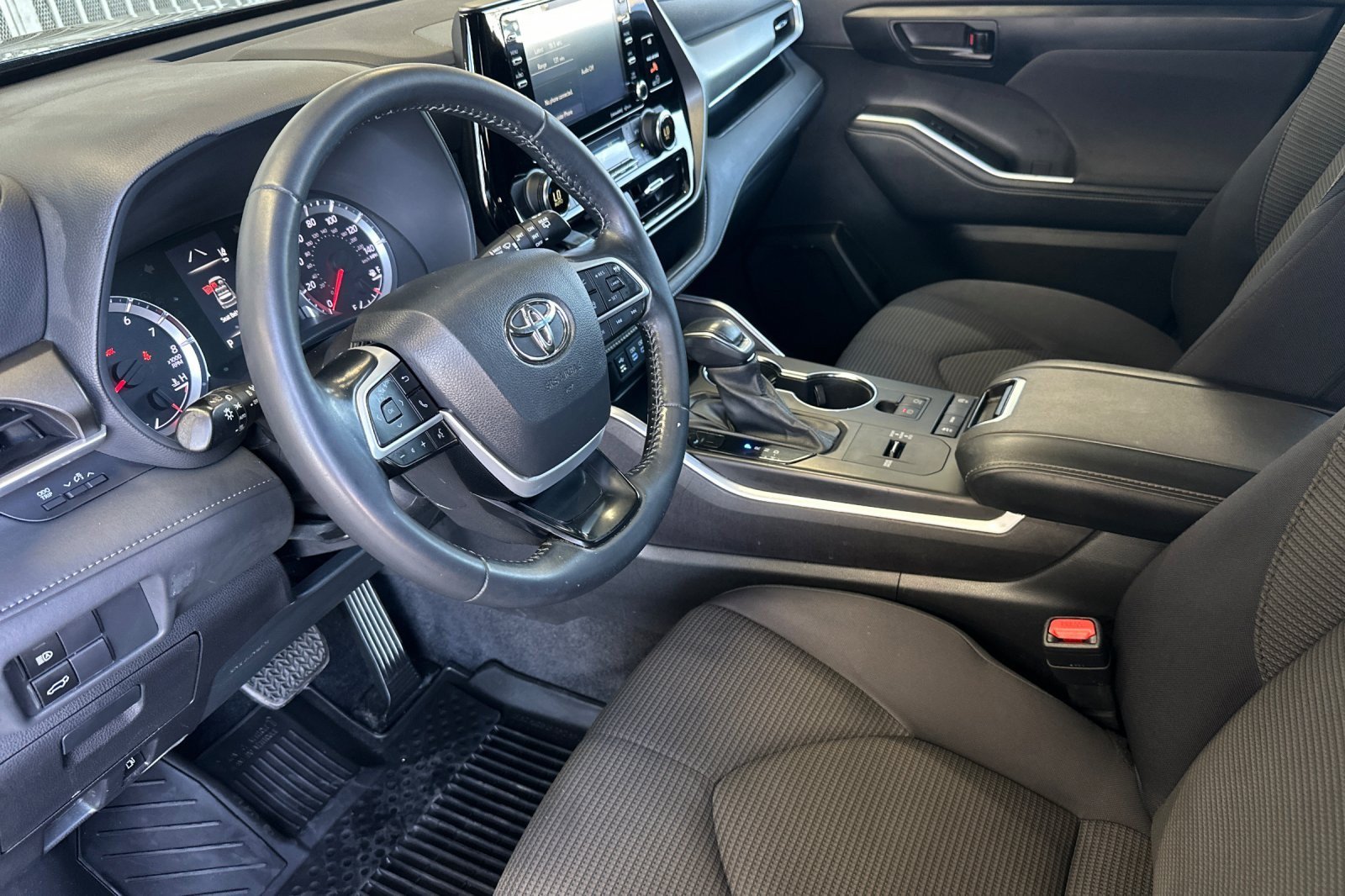 Used 2022 Toyota Highlander LE FWD image 9