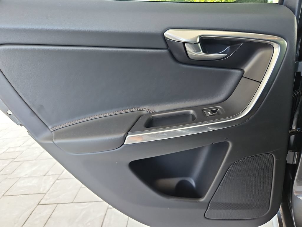Used 2017 Volvo XC60 T5 Dynamic FWD image 28