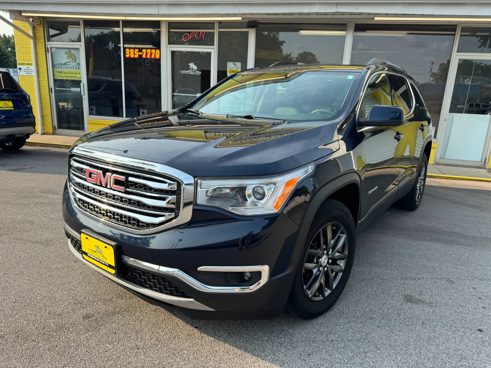 Used 2017 GMC Acadia SLT FWD image 2