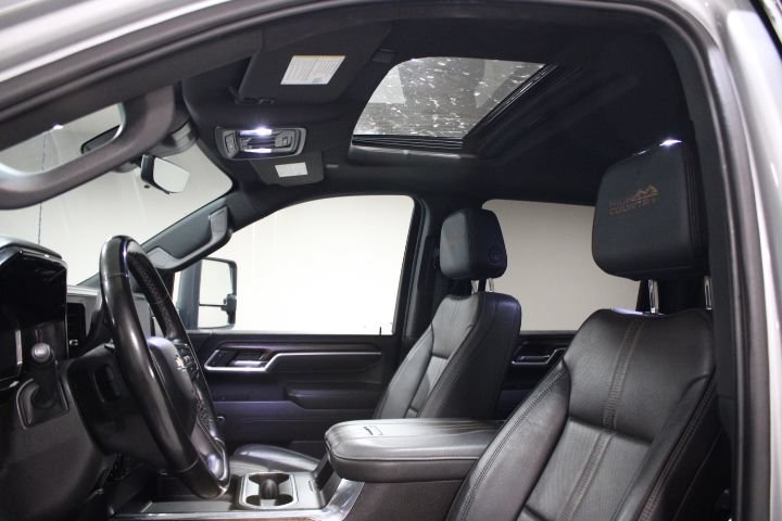 Used 2024 Chevrolet Silverado 2500 High Country w/ High Country Premium Package AWD/4WD image 2