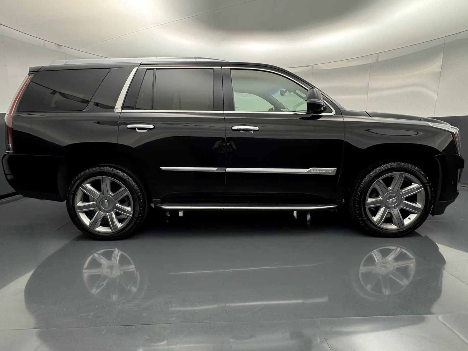 Used 2019 Cadillac Escalade Luxury AWD/4WD image 14