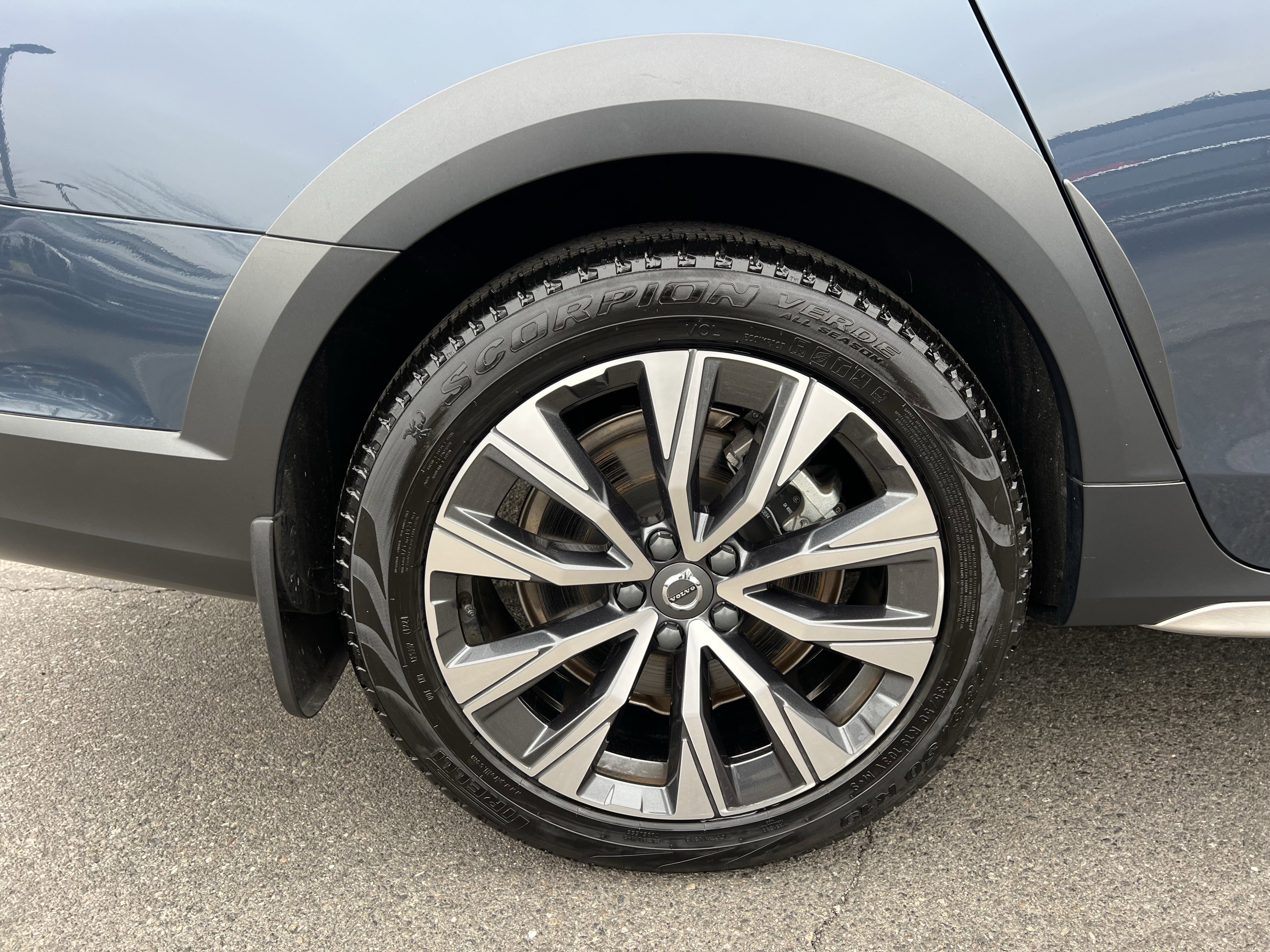 Used 2025 Volvo V90 B6 Cross Country Plus image 10