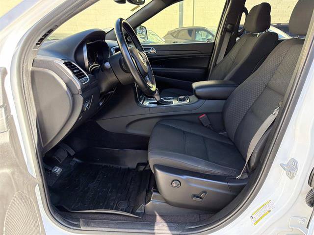 Used 2019 Jeep Grand Cherokee Laredo AWD/4WD image 22