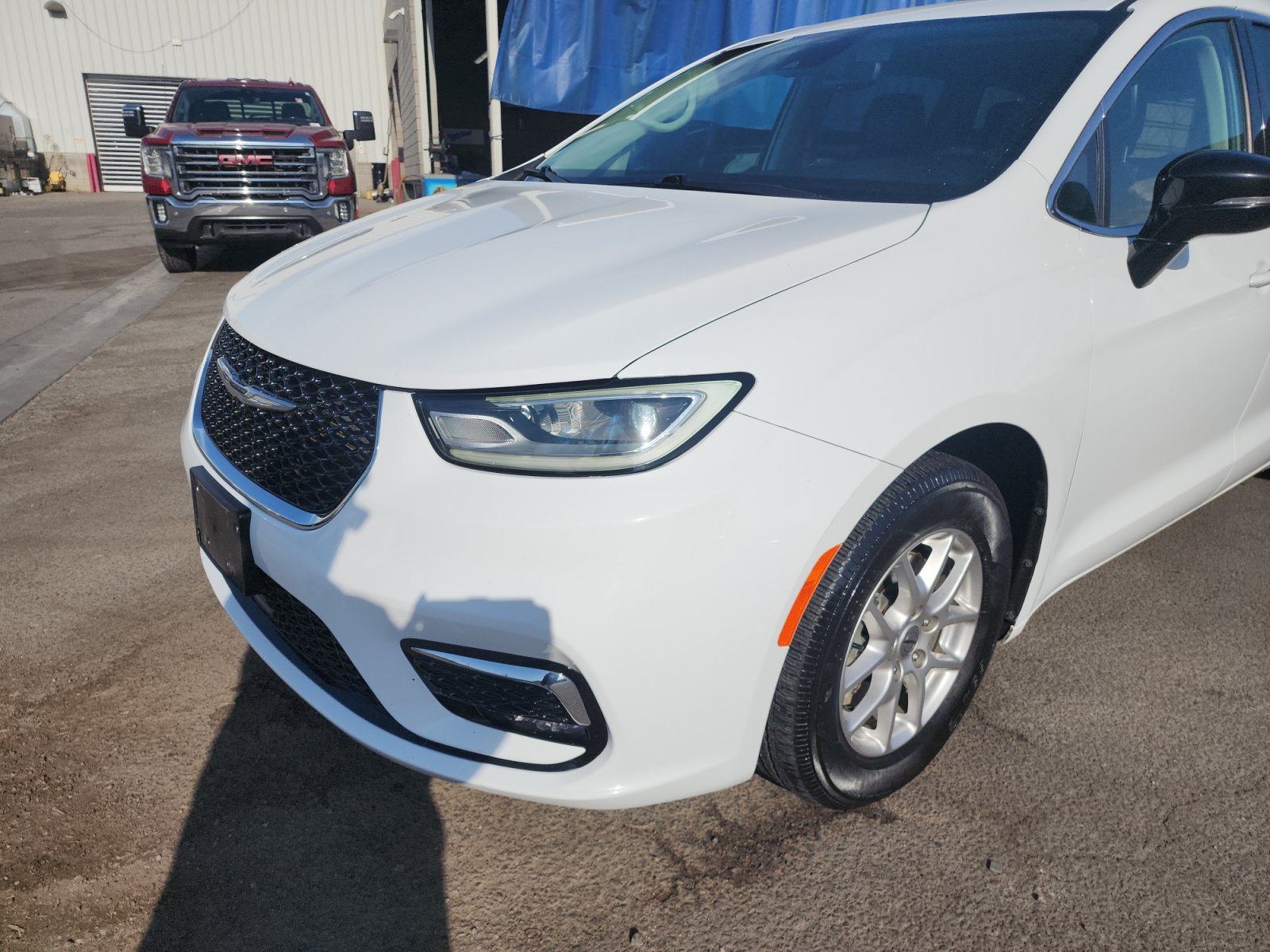 Used 2024 Chrysler Pacifica Touring-L FWD image 11