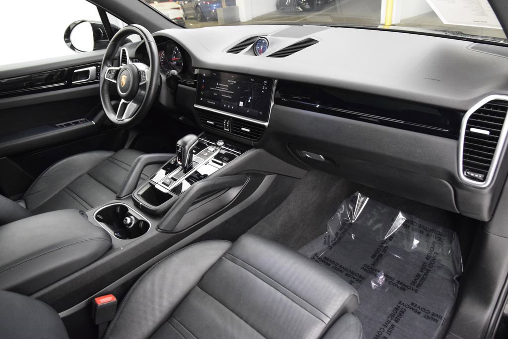 Used 2022 Porsche Cayenne image 16