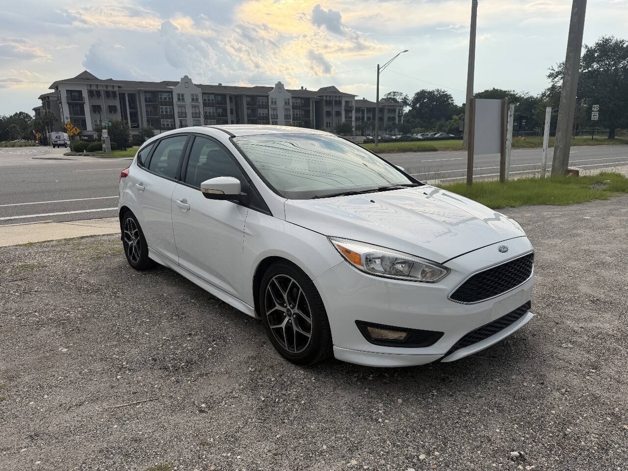 Used 2016 Ford Focus SE w/ SE Sport Package FWD image 5