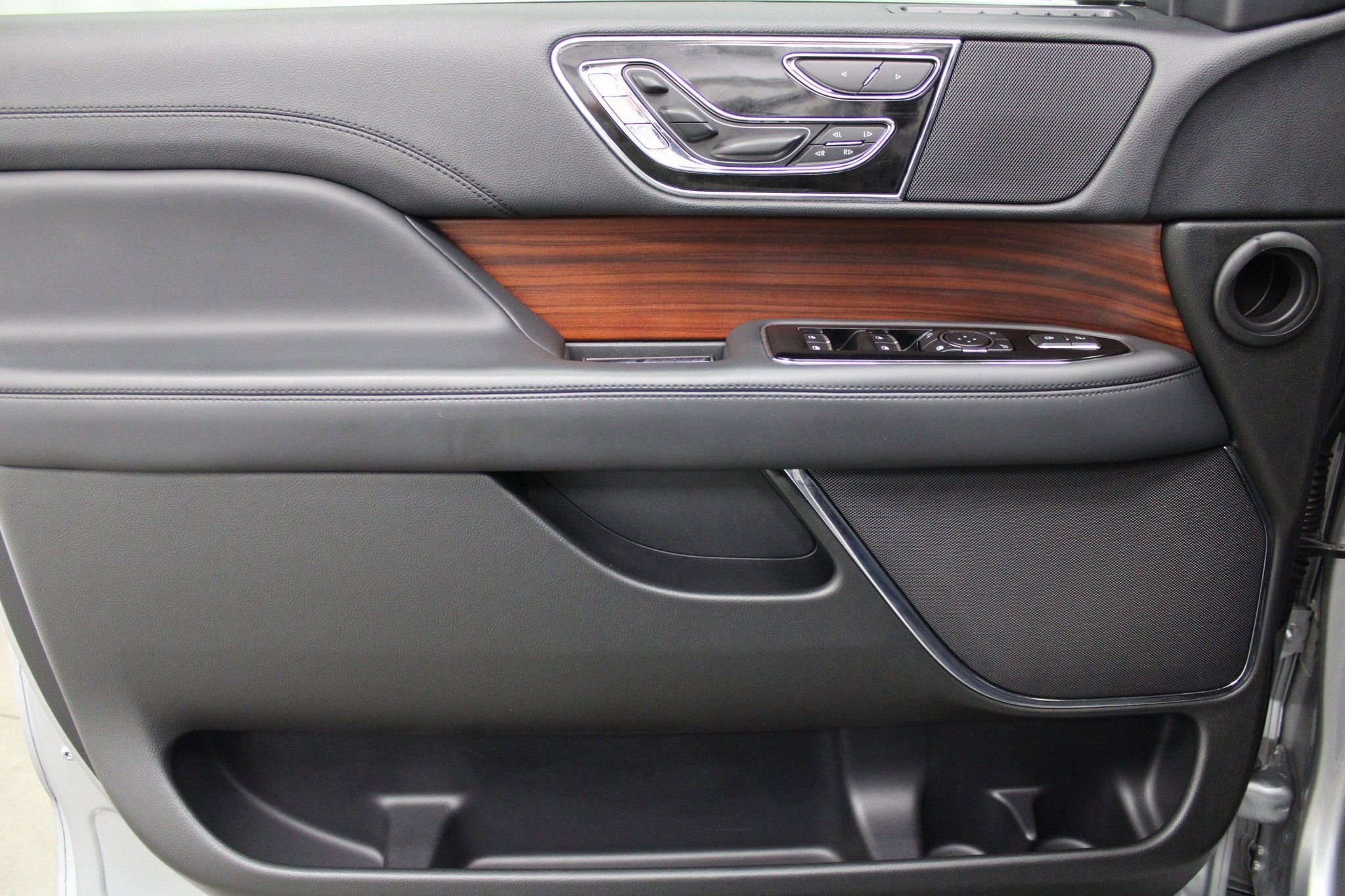 Used 2023 Lincoln Navigator Reserve AWD/4WD image 12