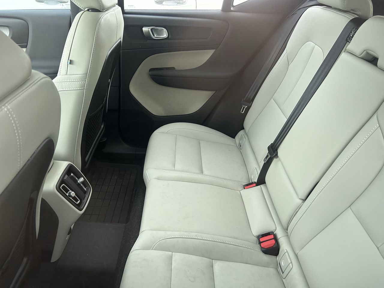 Used 2025 Volvo XC40 B5 Plus w/ Climate Package image 8