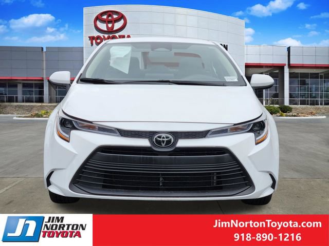 Used 2025 Toyota Corolla LE FWD image 2